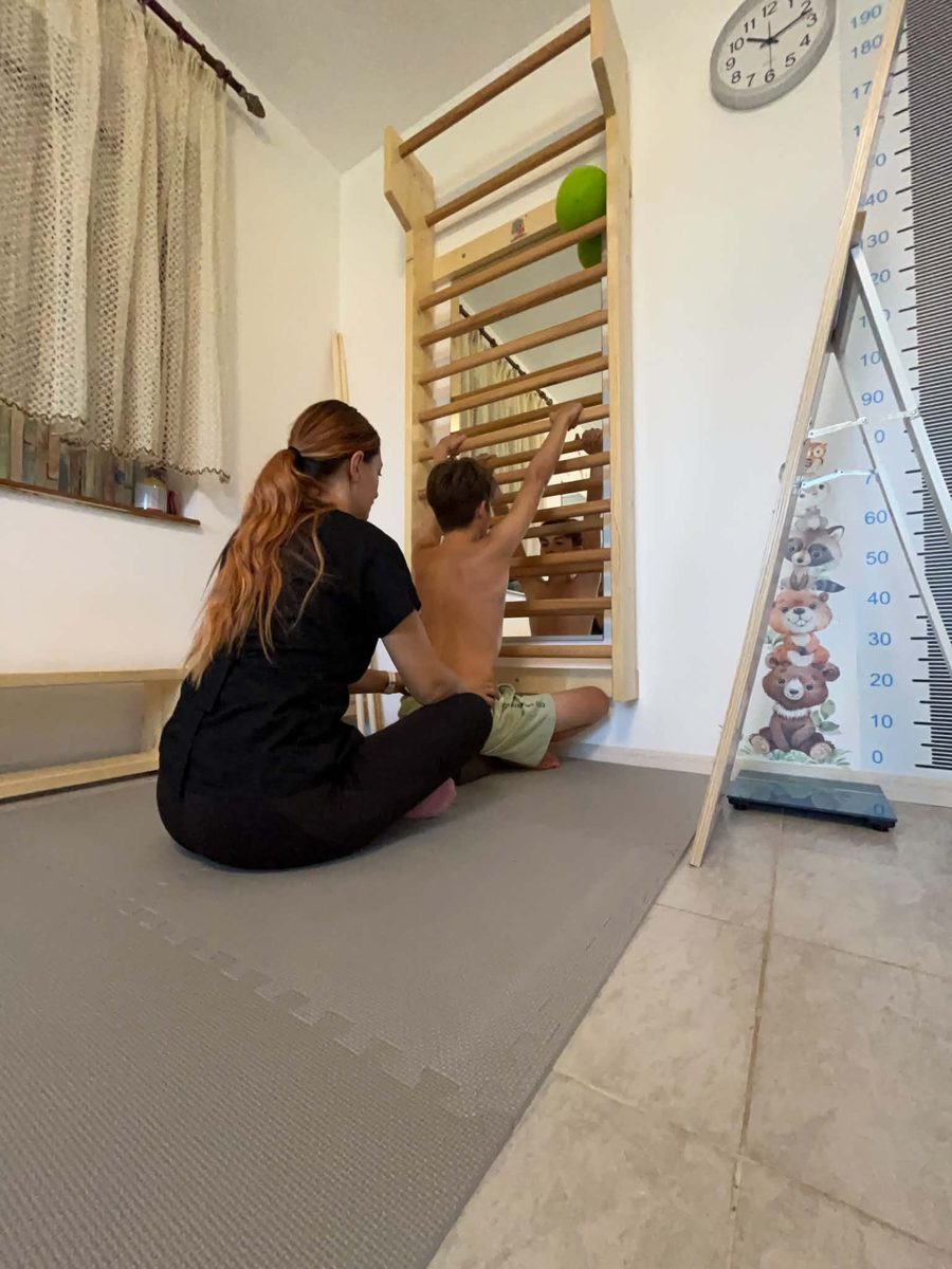 Ședință de kinetoterapie cu un copil la spalier, în cabinetul Coral Baby din Tărtășești