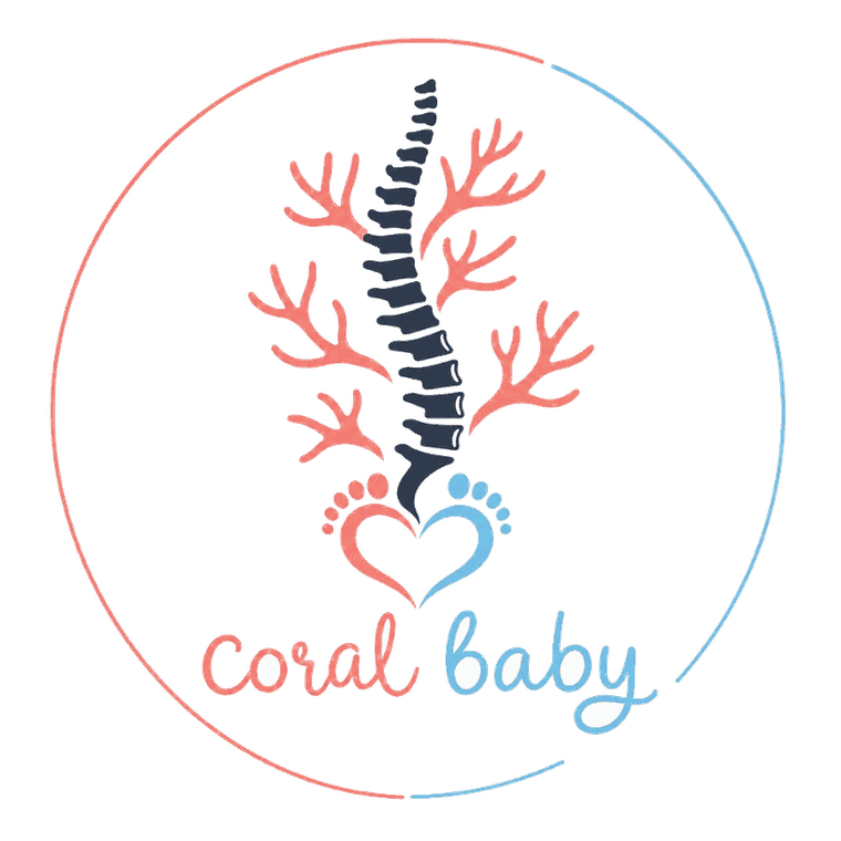 Logo Coral Baby — o ramură de coral care formează o coloană vertebrală, deasupra a două tălpi de bebeluș în formă de inimă